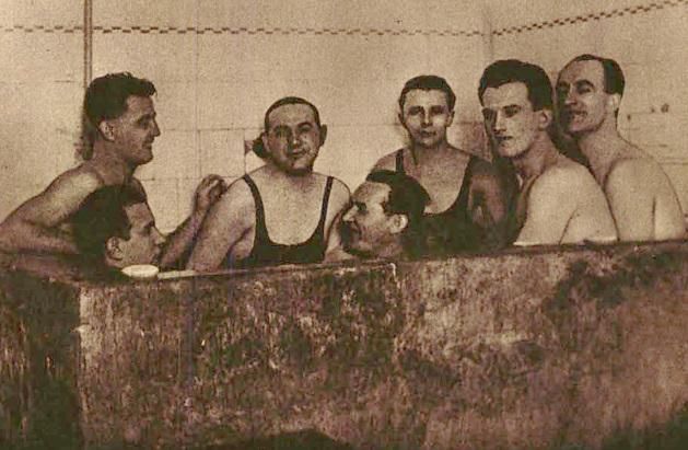 Az 1928-as Színházi Életben az izmaikat lazító labdarúgók, Skvarek, Braun, Feldmann, Balasits, Hirzer, Fehér, Orth a melegfürdőben