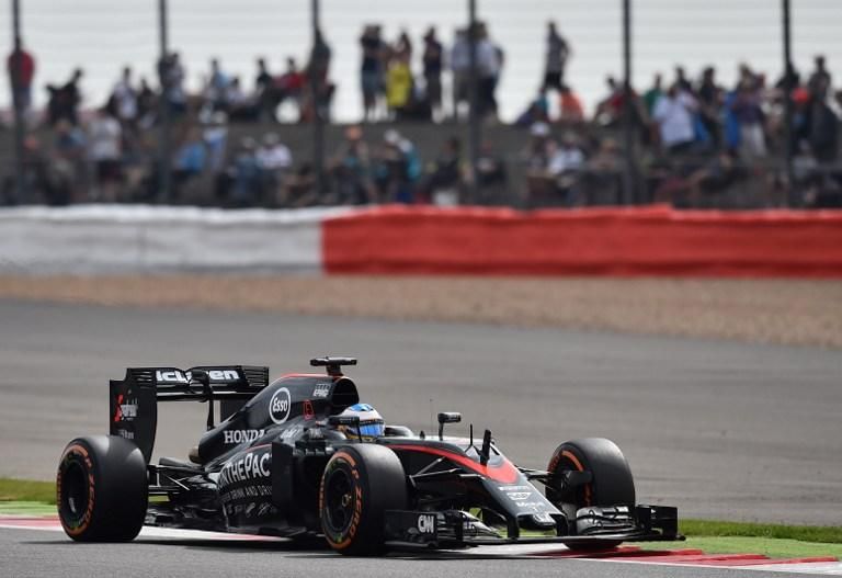 Alonso autóját csodával határos módon megjavították, de a spanyol kiesett az első szakaszban (Fotó: AFP)