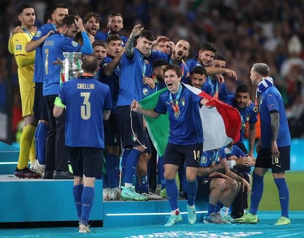 Giorgio Chiellini már a dobogó – és Chiesa – felé tart az Eb-trófeával… (Fotó: AFP)