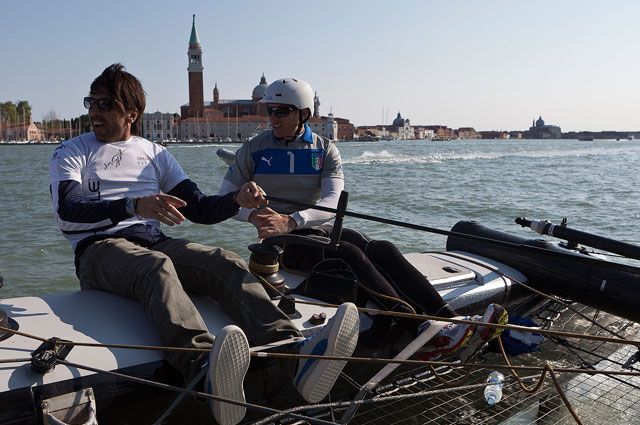 Gianluigi Buffon és James Spithill kapitány (Fotók: oracleracingmedia.com)