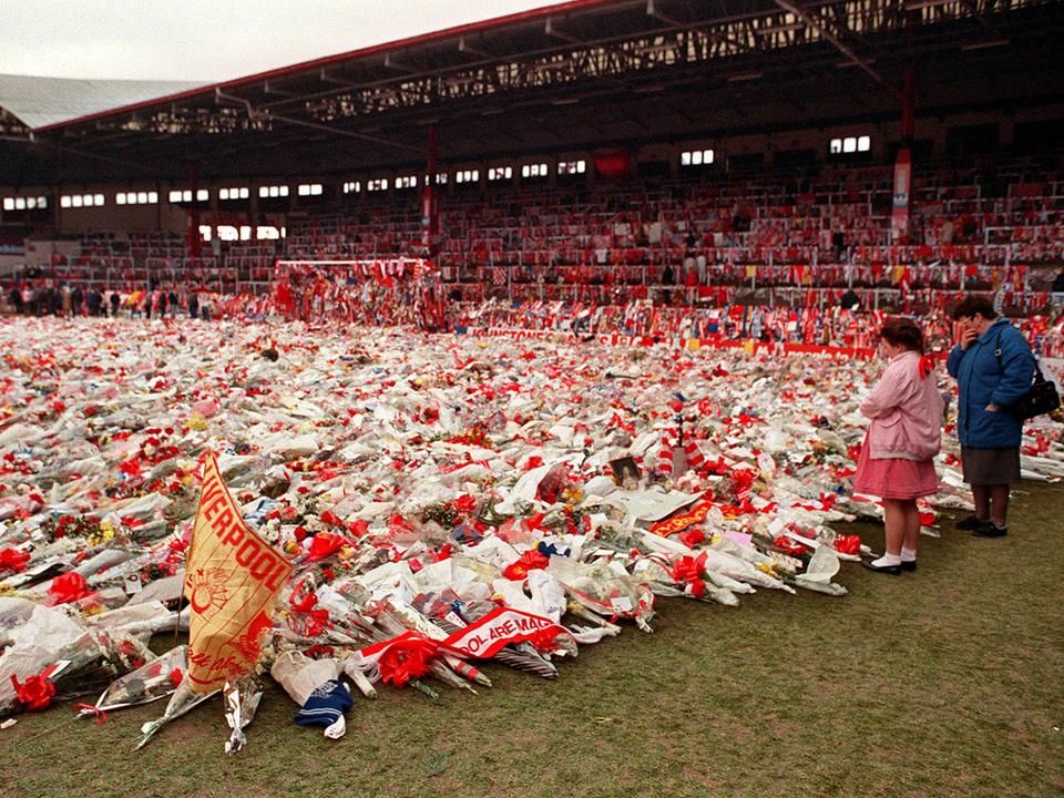 Emlékezés az Anfielden a Hillsborough-katasztrófa áldozataira, 1989 (Fotó: AFP)