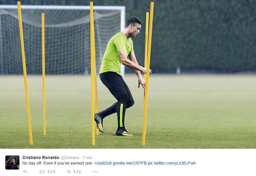 Nincs megállás, Cristiano Ronaldo máris a pályán, méghozzá a korábban emlegetett gyémántcipőjében (Fotó: Twitter)