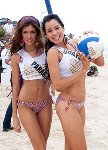 Miss Paraguay (Alba Riquelme) és Miss Guatemala 
Alejandra Barillas Solis (Fotó: Reuters)