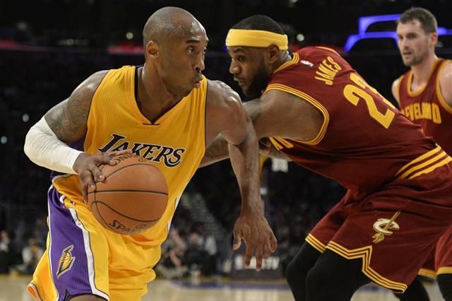 A képen Kobe Bryant elhúz LeBron James mellett, de a meccs végén utóbbi örülhetett