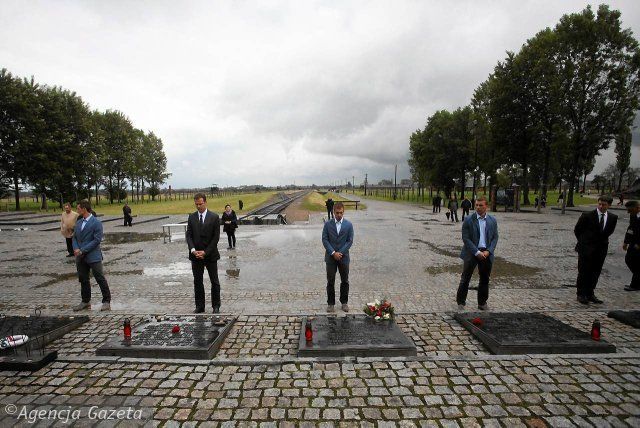 A német válogatott küldöttsége az egykori auschwitzi haláltáborbor helyén emlékezett (Fotók: sport.pl)