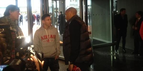 Messi már Svájcban, gyorsan le is pacsizott Thierry Henryval (Fotó: Twitter)