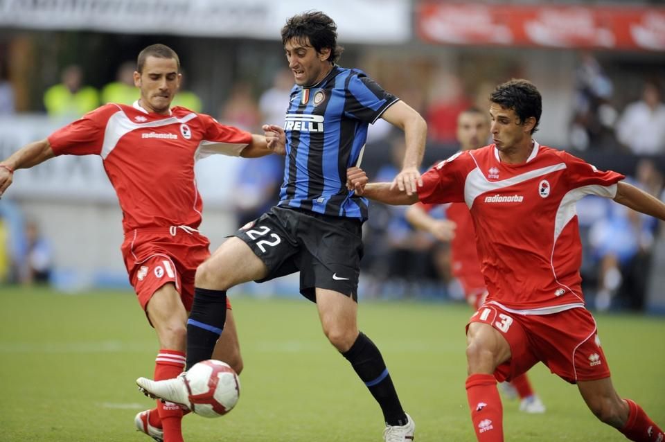 Az Inter támadója, Diego Milito Diego a Bari két fiatalja, Leonardo Bonucci (balra) és Andrea Ranocchia között, 2009-ben (Fotó: AFP)