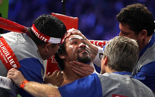 A pontozóknál a döntő pillanatig Pacquiao állt jobban, aztán… (Fotók: Reuters)