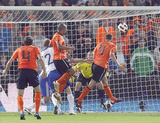Huntelaar első gólját szerzi Finnország ellen (Fotó: Reuters)
