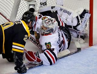 Csúcsforgalom Corey Crawford kapuja előtt (Fotó: Reuters)