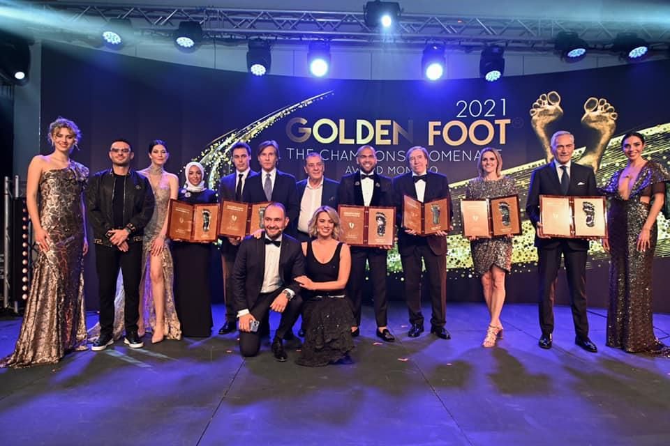 A hétfő esti díjazottak – balról a negyedik Mo Szalah felesége (Fotó: Golden Foot)