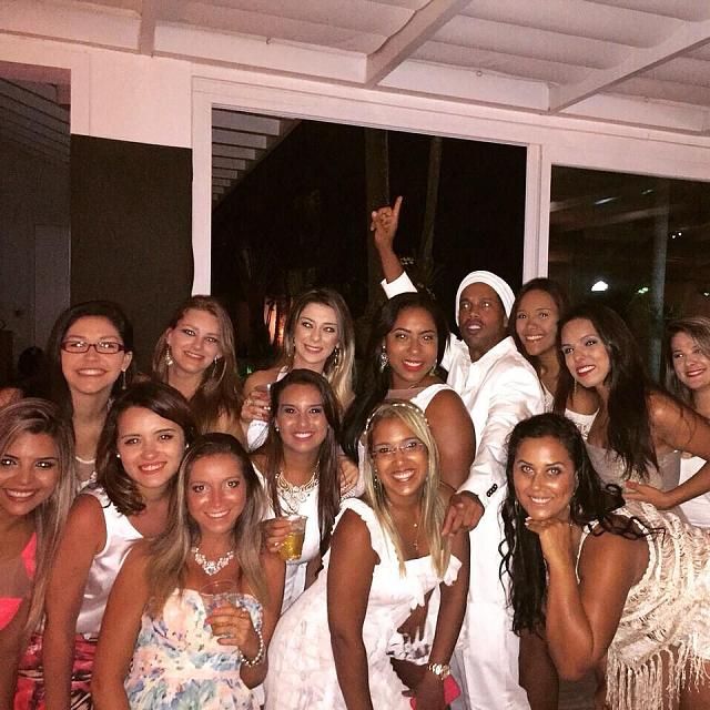 Ronaldinho 13 hölgy társaságában (Forrás: Twitter)