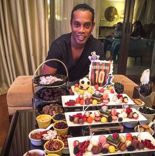 Nem elhanyagolható mennyiségű édességgel pózolt Ronaldinho (Forrás: Instagram)