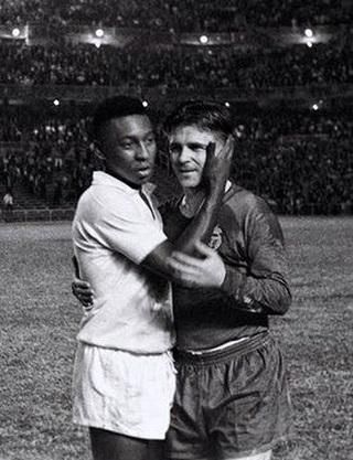 Pelé rengeteg óriási játékossal és játékos ellen játszott, egyik kedvence Puskás Ferenc