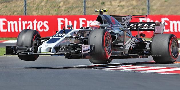 Kevin Magnussen nem átvitt értelemben repült a Haas-Ferrarival (Fotó: Veres Viktor)