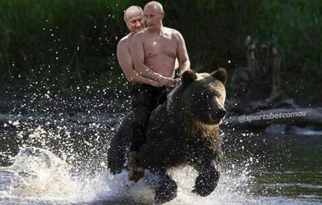 Putyin és Blatter egy medve hátán – mi kell még? (Fotó: 101greatgoals.com)
