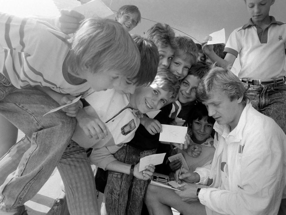 Sok német srác (is) miatta lett futballista: Döme aláírása 1988-ban a Német Kupa-győzelmet követően aranyat ért (Fotó: MTI)