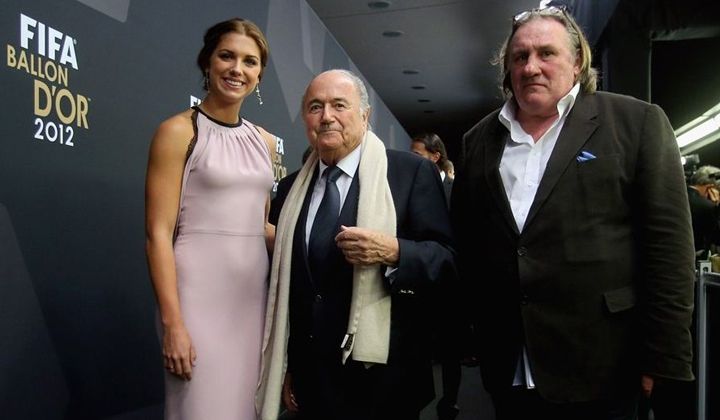 A női Aranylabda egyik jelöltje: Alex Morgan Sepp Blatter és Gerard Depardieu társaságában (Fotó: FIFA / Getty)