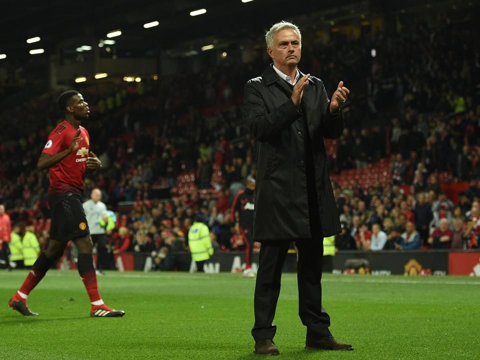 A Spurstől elszenvedett vereséget követően Mourinho kiment megtapsolni a Stretford End szurkolóit (Fotó: AFP)