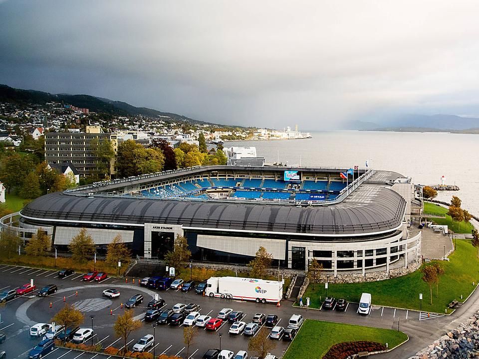 Stadion, világítótorony, fjord – balról vihar érkezik (Fotó: Imago)