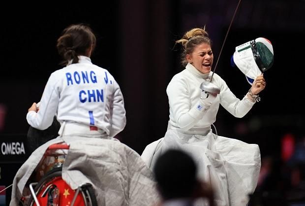 A kínai Csing Zsungot győzte le a párbajtőr egyéni verseny paralimpiai döntőjében (Fotó: AFP)