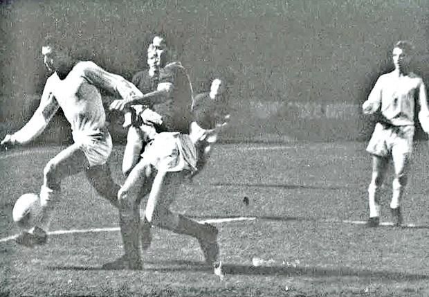 1965, FTC–AS Roma 1:0. Karába ellép a Roma védői mellett