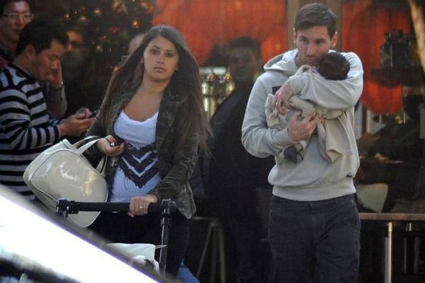 Messi Antonella Roccuzzóval és a kis Thiagóval