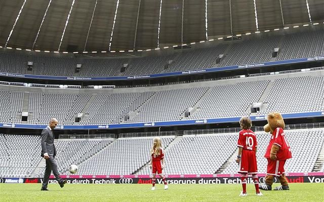 Guardiola gyerekekkel és Bernivel is focizott (Fotó: fcbayern.de)