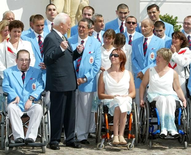 Mádl Ferenc a 2004-es athéni paralimpia magyar kiválóságaival (Fotó: Czagány Balázs)