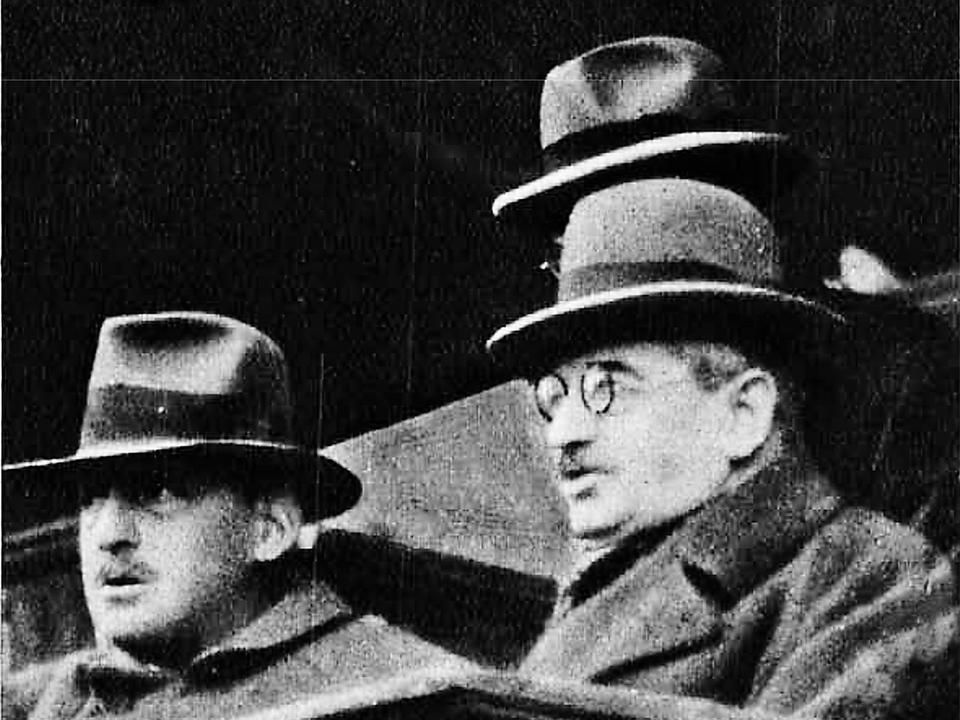 Brüll Alfréd elnök (balra) és Preissmann Lajos alelnök a lelátón (Fotó: Színházi Élet)