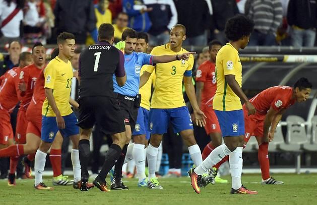 A brazilok látták, mi történt, a játékvezető nem (Fotó: AFP)