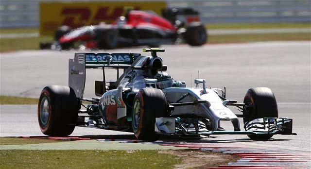 Rosberg jól kezdte a hétvégét, eddig megbízható az autója, és büntetés nélkül megúszta piros zászlós előzését