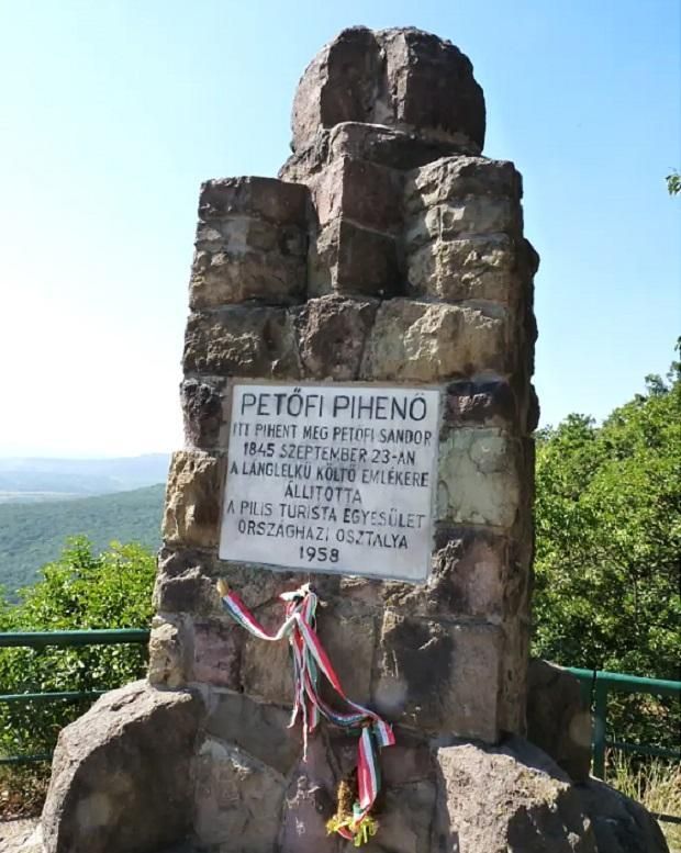 The Petőfi resting spot between Pomáz and Szentendre, on the side of Kő Hill