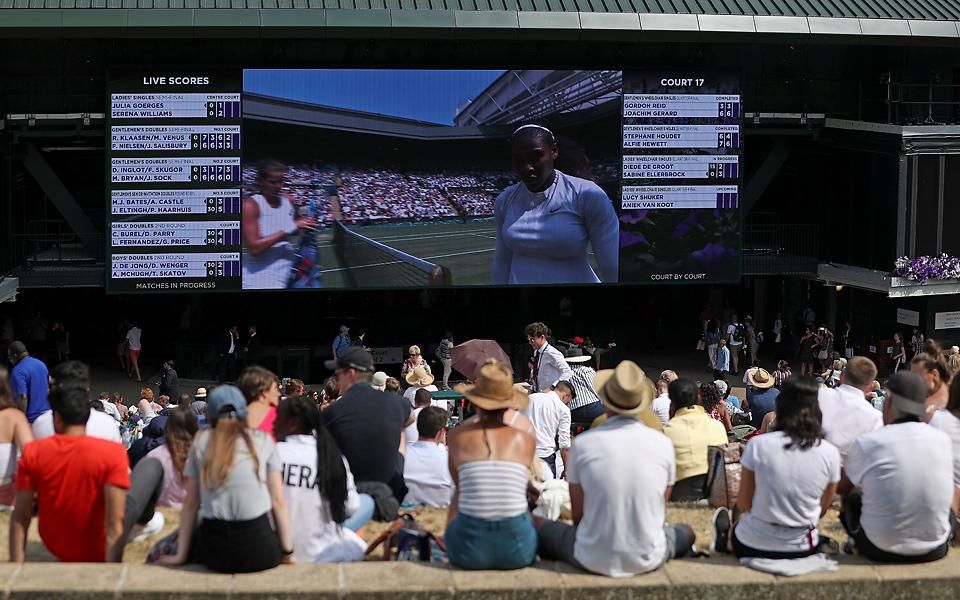 Serena Williams győzelmét láthatták a kivetítőn (Fotó: AFP)