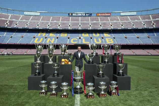 Xavi és a Barcelonával megnyert trófeák (Fotó: fcbarcelona.cat)