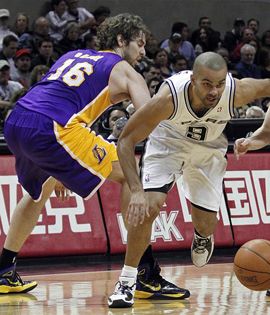 Parker és társai nagy pofont osztottak ki a Lakersnek 
(Fotó: Reuters)