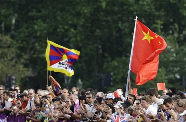 A közönség körében ott lobogott a tibeti és a kínai zászló is (forrás: Reuters)