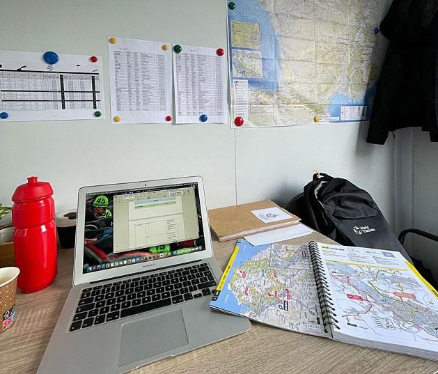 A „hadvezéri állomás”: Rózsa Dóra dolgozóasztala körül térkép, számítógép, mappák, táblázatok, időbeosztások