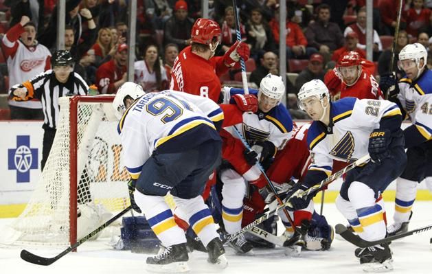 Nagyüzem a St. Louis Blues kapuja előtt (Fotó: Reuters)