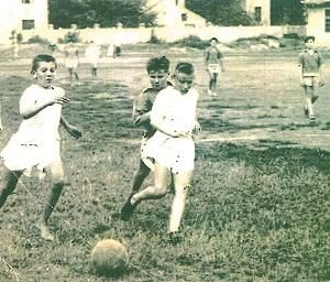 A Körletpálya rossz minőségű, göröngyös talaján élvezték a gyerekek a focit (jobbra, fehérben szerzőnk)