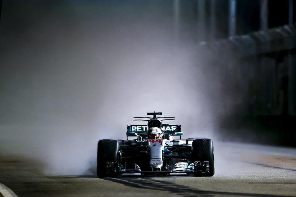 Lewis Hamilton kezében a bajnoki cím sorsa (Fotó: AFP)