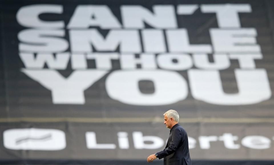 A Tottenham-szurkolók úgy érzik, José Mourinho nélkül kevesebb okuk lenne a mosolygásra (Fotó: AFP)