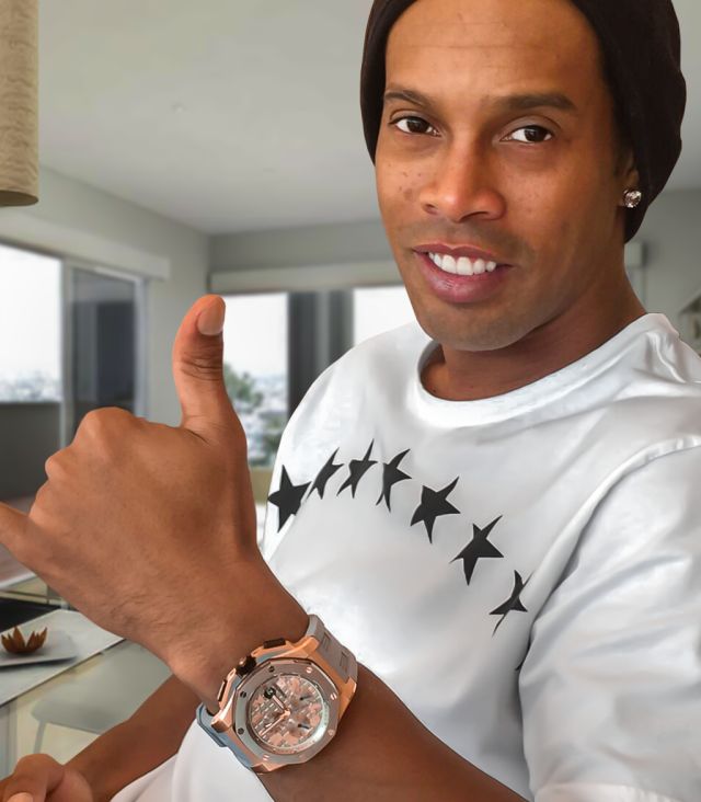 Ronaldinho büszkén mutatta meg új óráját a rajongóknak (Fotó: Twitter)
