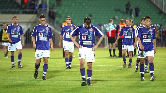 Az újpesti játékosok szomorúan ballagnak le a pályáról 2004-ben az MTK elleni mérkőzés után (Fotó: Czerkl Gábor)