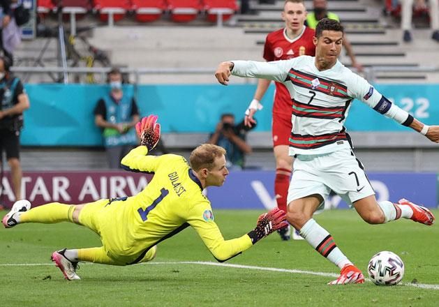 A portugál csillag saját második, csapata harmadik gólját lövi a magyar hálóba június 15-én a Puskás Arénában (Fotó: AFP)