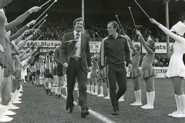 1977: a St. Mirren együttesének menedzsereként a másodosztály bajnoka lett