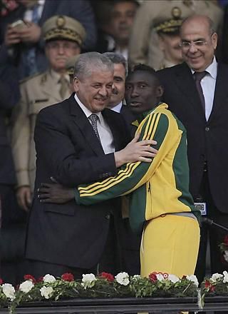 Albert Ebossé és Abdelmalek Szellal algériai elnök 
a májusi kupadöntő után (Fotó: Reuters)
