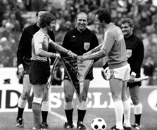 1976. május 12., Glasgow: Palotai Károly a BEK-döntő előtt Jean-Michel Larqué és Franz Beckenbauer között (Fotó: Imago)