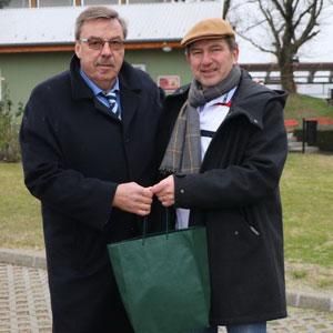 Jakab János budafoki ajándékcsomagját a korábbi válogatott csatár, Esterházy Márton vette át (Fotó: BMTE)