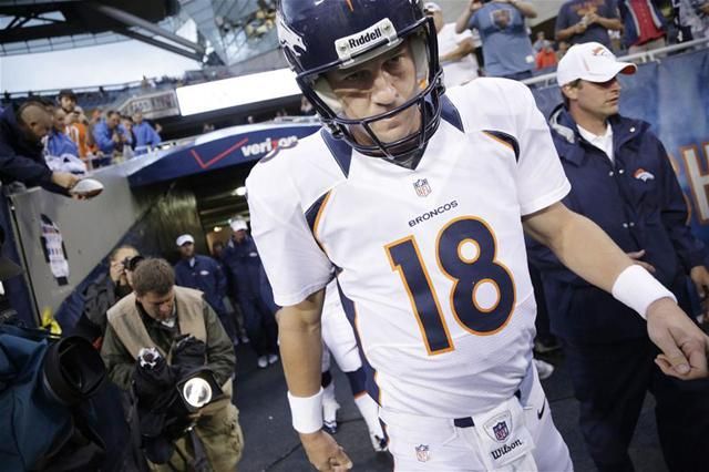 Peyton Manning a Denver Broncos mezében tér vissza a pályára – alapszakasz-mérkőzésen (Fotó: Action Images)